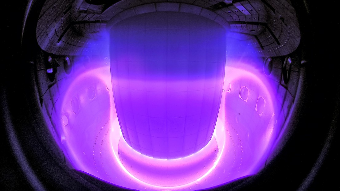 Plasma inside the TCV tokamak. Picture: 2022 EPFL/  Curdin Wüthrich -SPC - CC-BY-SA 4.0