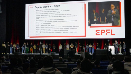Béla Kapossy félicite les lauréates © EPFL CDH