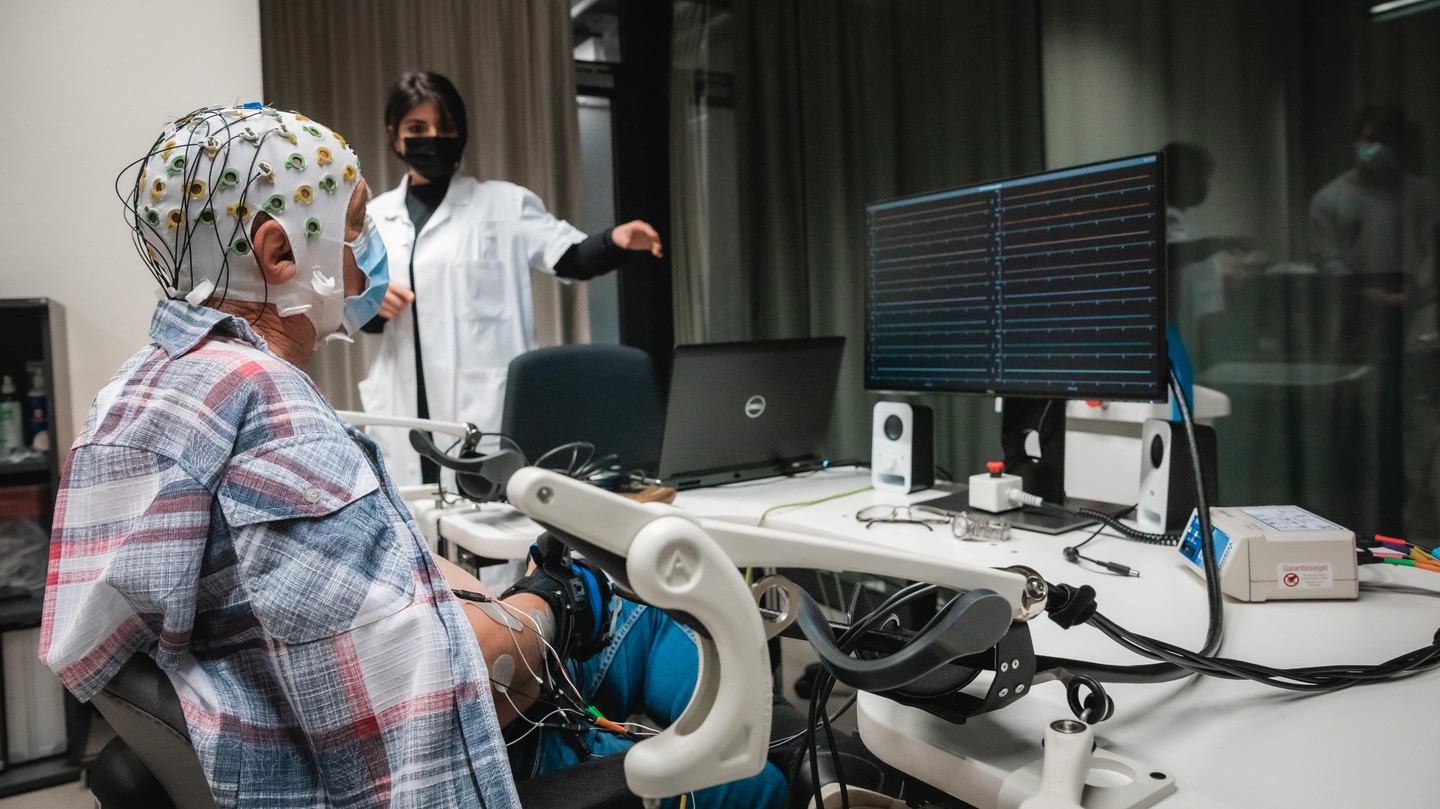 Since his stroke in 2019, François R. has been involved in various research programs with the Hummel laboratory at the Clinique Romande de Réadaptation (Sion). © Jamani Caillet, EPFL 2021