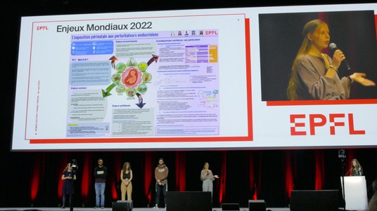 Présentation du poster des étudants du thème 'santé' © EPFL CDH