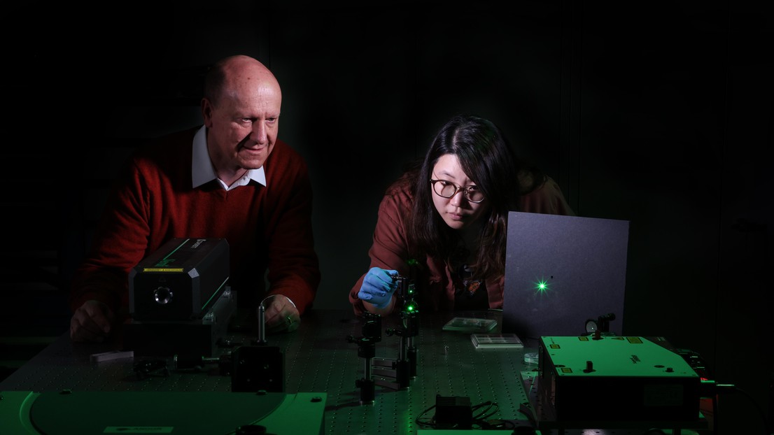 Olivier Martin et Jeonghyeon Kim travaillent avec le laser dont la puissance a été réduite au niveau correspondant à la classe 1. © Alain Herzog 2022 EPFL