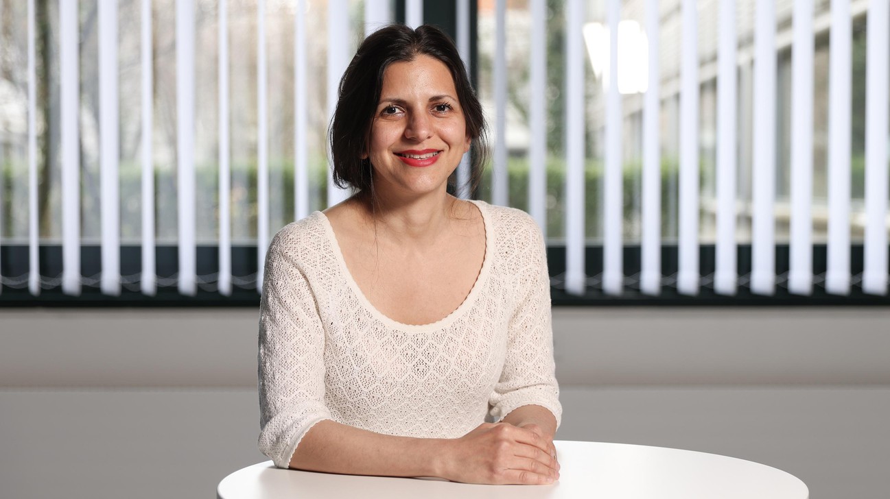 Maryam Kamgarpour est professeure assistante tenure-track en ingénierie mécanique à l'EPFL. © Alain Herzog/EPFL