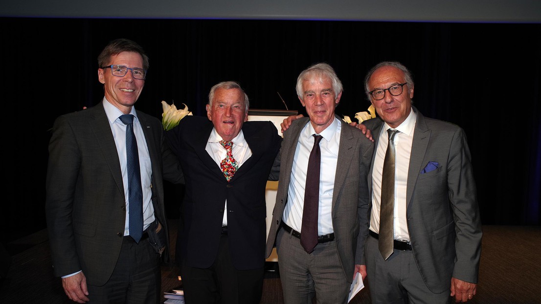 Joël Mesot (ETHZ), Martin Vetterli (EPFL) et Yves Flückiger (Unige) entourent Hansjörg Wyss.  2022 EPFL/Markus Senn- CC-BY-SA 4.0