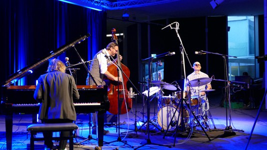 Le Michael Wollny Trio en concert à l'EPFL le 11 mai : Michael Wollny (piano) Christian Weber (basse) Eric Schaefer (batterie).  2022 EPFL/ Hamza Houlaihel - CC-BY-SA 4.0