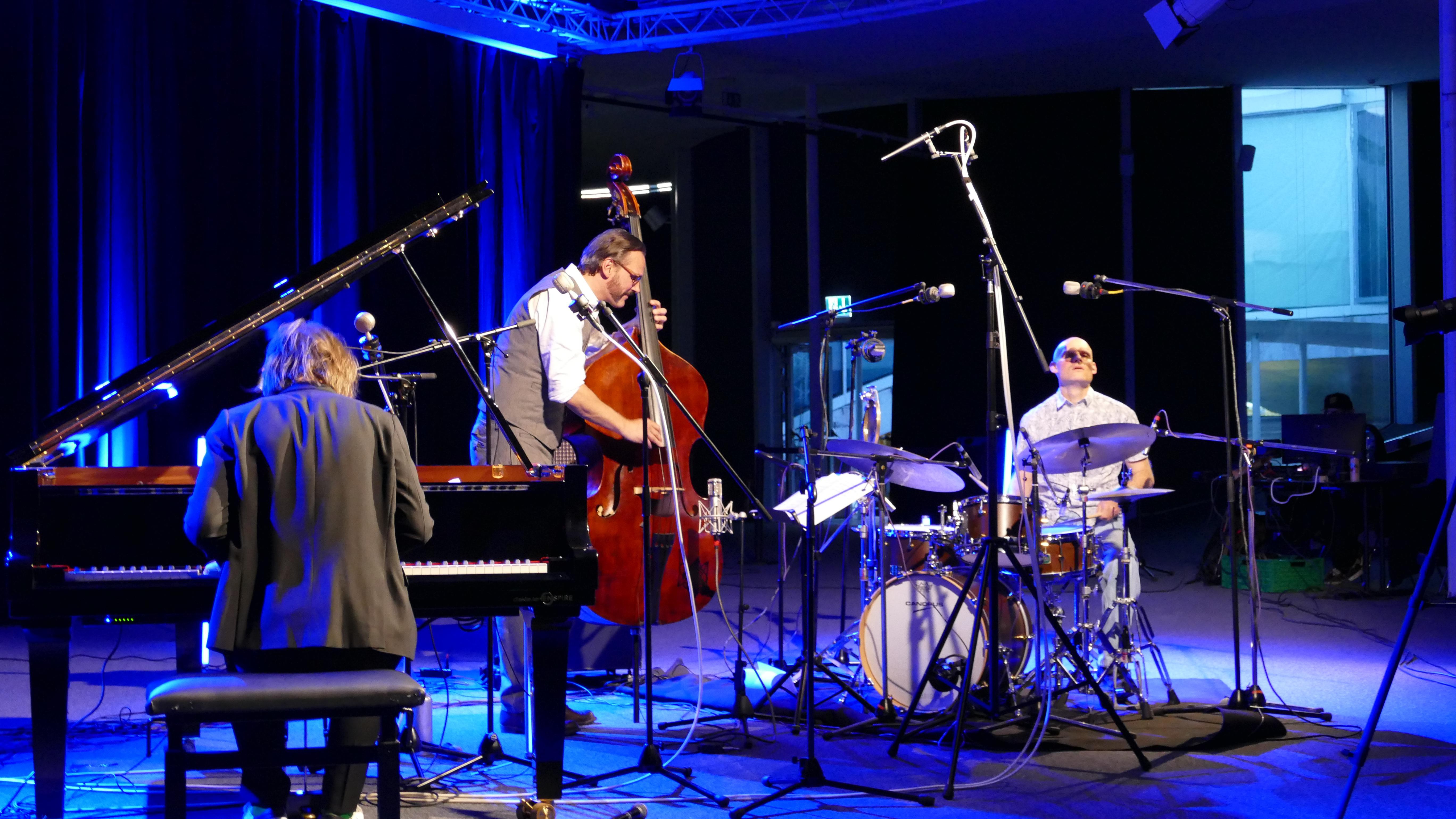 Le Michael Wollny Trio en concert à l'EPFL le 11 mai : Michael Wollny (piano) Christian Weber (basse) Eric Schaefer (batterie).  2022 EPFL/ Hamza Houlaihel - CC-BY-SA 4.0