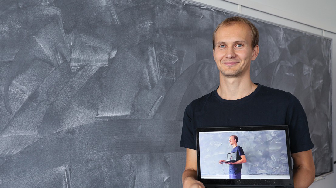 While Juhan  Aru has always been a fan of the chalkboard, he had to adopt new practices during the pandemic. © Alain Herzog 2020 EPFL