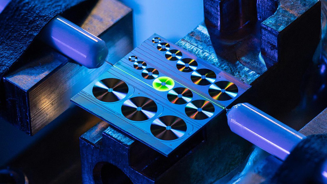 Un amplificateur de guide d’ondes dopé à l’erbium sur une puce intégrée photonique. Crédit: EPFL-LPQM/Niels Ackermann