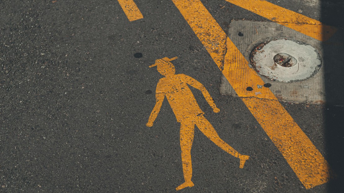Graphics on the asphalt surface in Geneva © Egor Myznik 2020