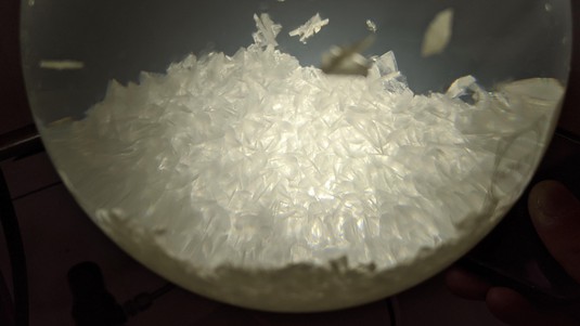 Formation de cristaux de la brique plastique très pure fabriquée à partir de biomasse. Crédit: Lorenz Manker