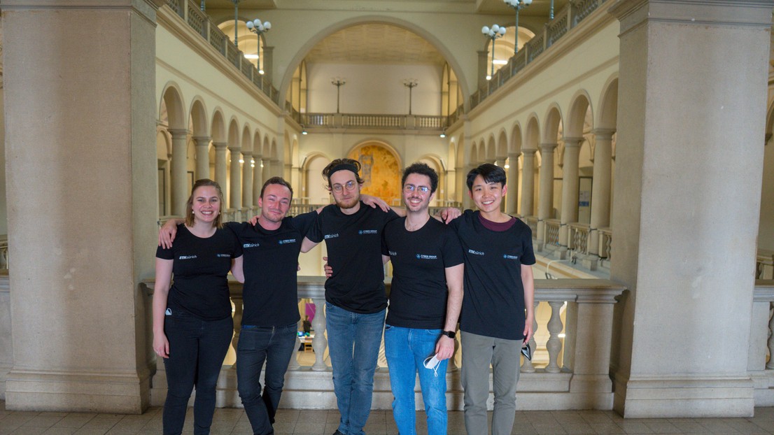 Team Lémanners with their coach after the competition © Team Lémanners / EPFL 2022