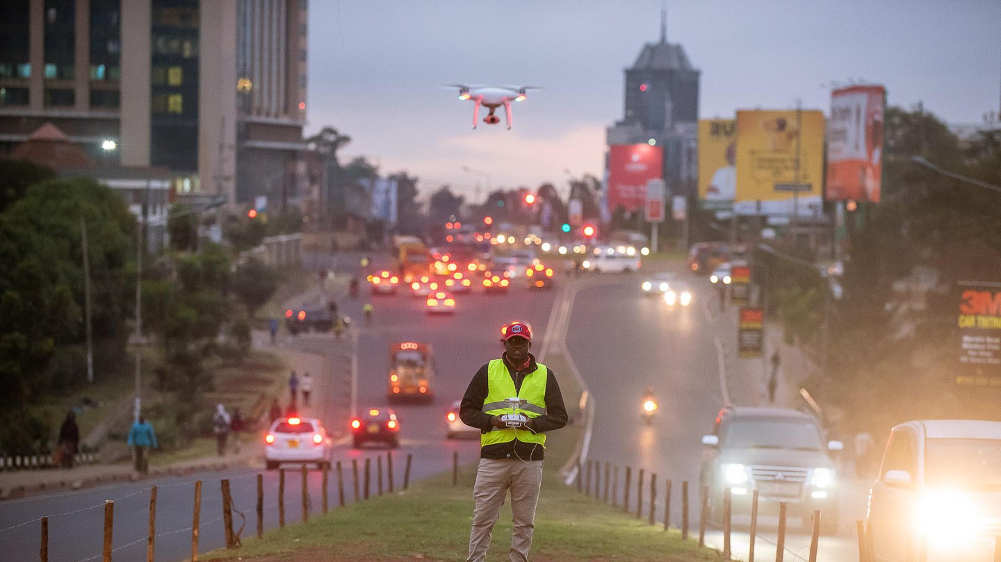 Des chercheurs de l’EPFL ont utilisé des escadrons de drones pour mesurer la circulation urbaine. © Dan Muniu/WeRobotics