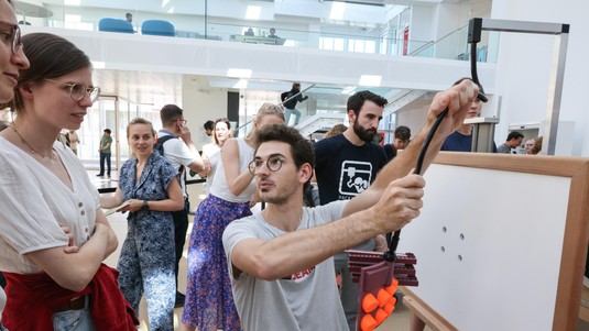 Un chevalet robotique qui se déplace par commande vocale. © EPFL/Murielle Gerber