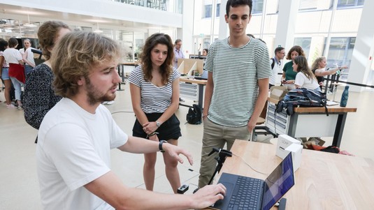 Une caméra reliée aux raccourcis clavier. © EPFL/Murielle Gerber