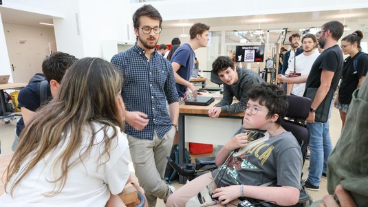 Swan et sa nouvelle minerve. © EPFL/Murielle Gerber