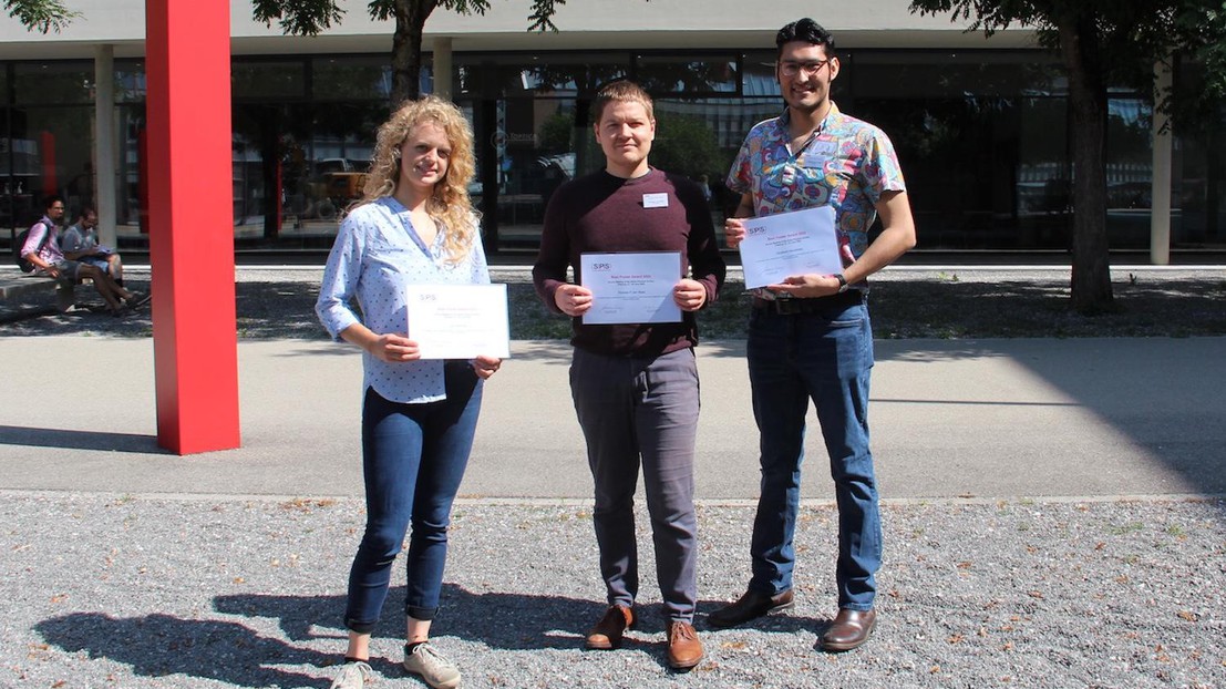 Tom van Waas (middle) with the other prize winners © 2022 Swiss Physical Society