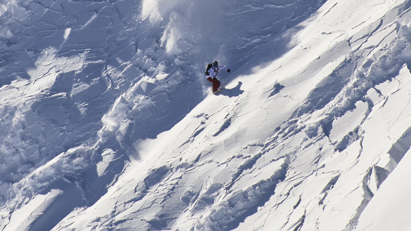 Le snowboarder Mathieu Schaer échappe de peu à une avalanche de plaque. © Ruedi Flück