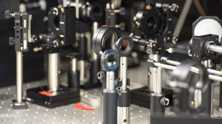 A fluorescence microscope at EPFL's Laboratory of Experimental Biophysics. © 2022 EPFL / Hillary Sanctuary