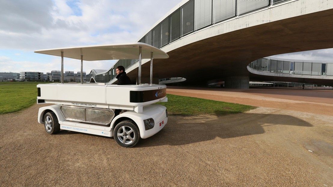 First drive under the waves of the Rolex Learning Center. © Murielle Gerber / EPFL 2012