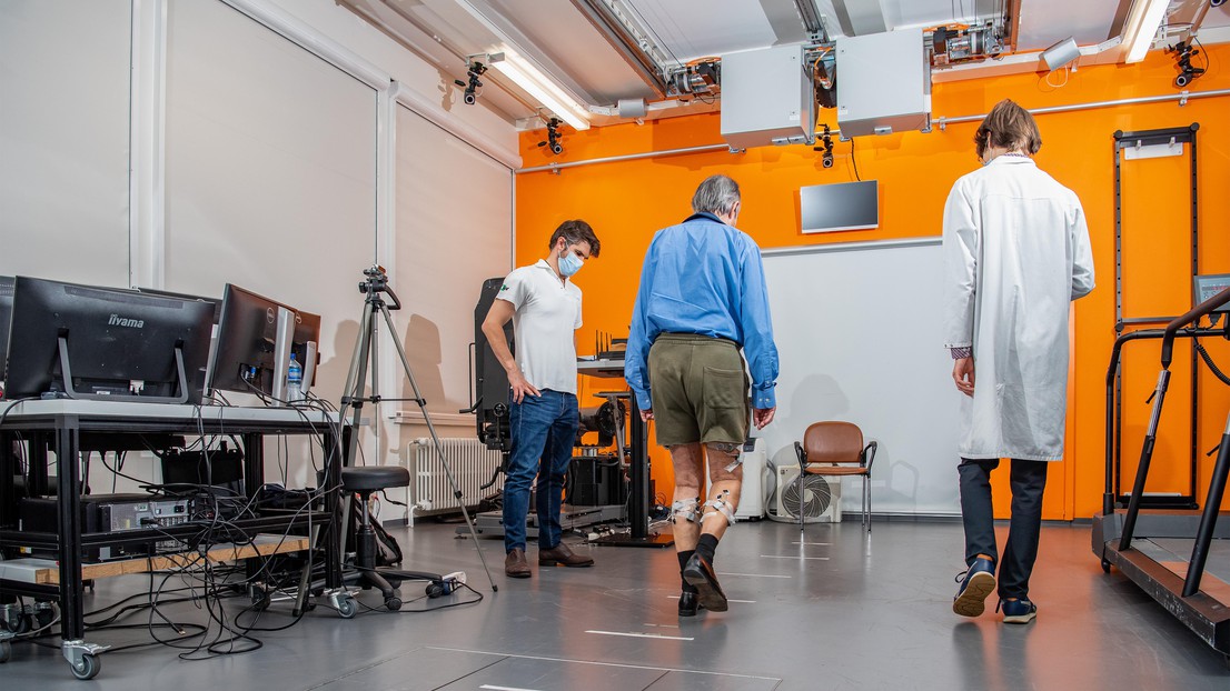 Patient with Parkinson's disease doing walking exercises in the presence of Dr. Eduardo Moraud Martin at the Walking Lab in the Nestlé building. Credit: CHUV 2021 | DEROZE Eric