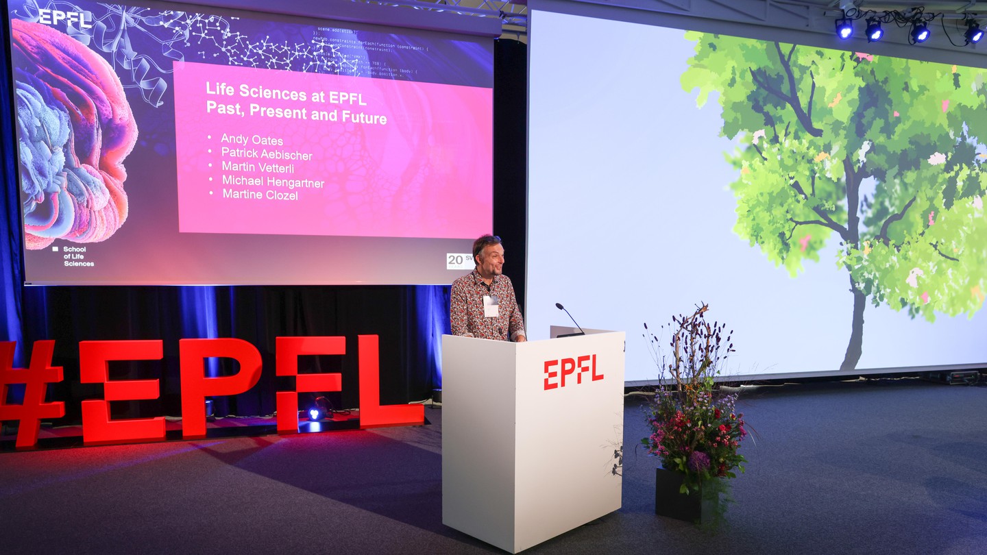 Andrew Oates, doyen de la Faculté SV, donne le discours inaugural de la LSS. © 2022 EPFL