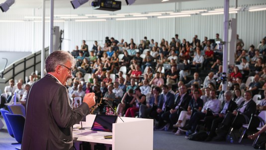 Patrick Aebischer, président émérite de l'EPFL, face à un public nombreux au Rolex Learning Center. © Alain Herzog, EPFL