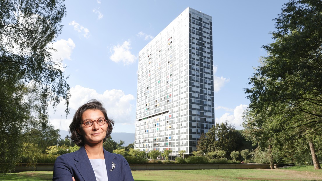 Giulia Marino in front of Le Lignon, urban residential complex in Vernier.© Alain Herzog