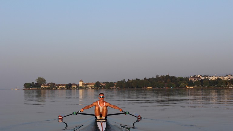 Raphaël Ahumada is rowing on Lake Geneva.©Alexia Ferri