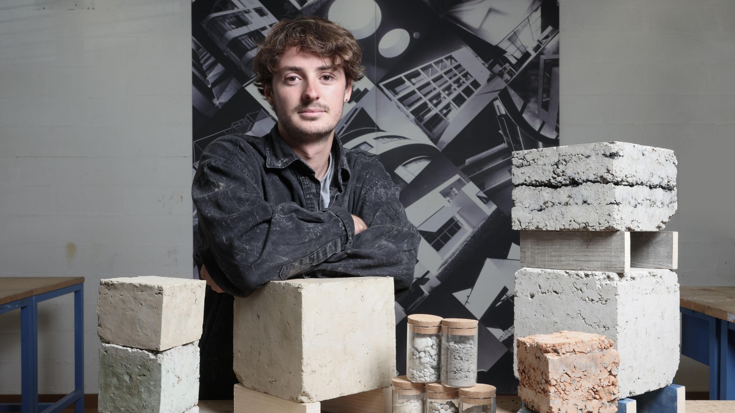 Jeremy Morris a créé lui-même des blocs de terre crue durant son étude. © Alain Herzog / 2022 EPFL