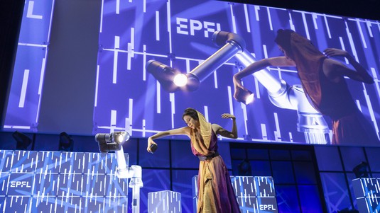 Roboticist and artist Merritt Moore performed on stage. © EPFL