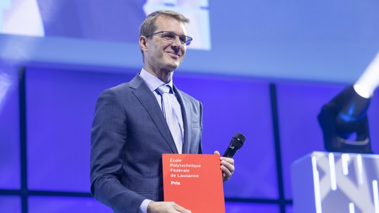 Christoph Aeschlimann, CEO of Swisscom, received an Alumni Award. 2022 EPFL/Unknown- CC-BY-SA 4.0
