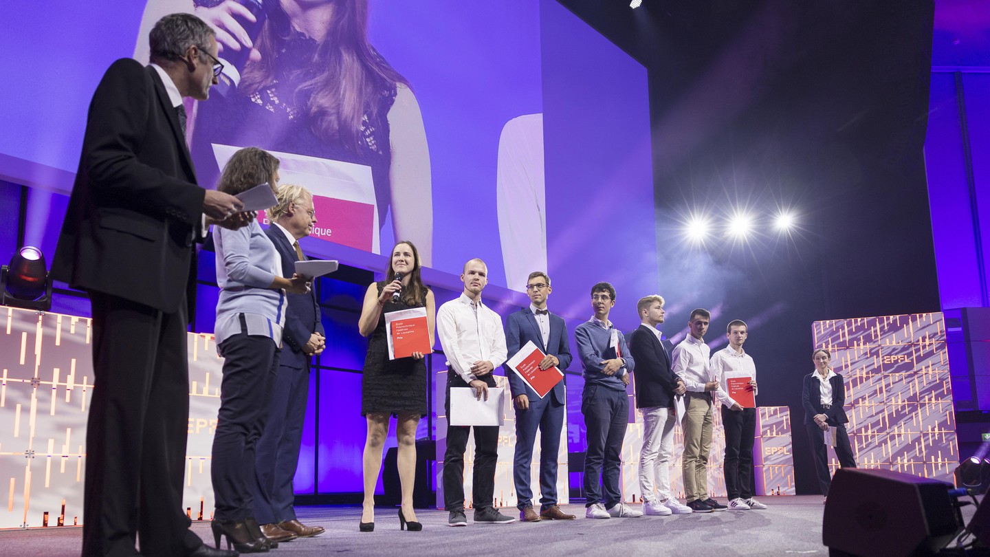 Les lauréat des prix de section (meilleures moyennes). © EPFL
