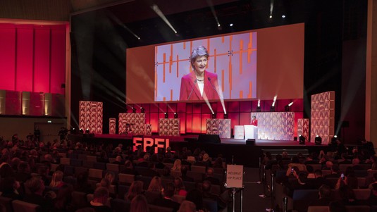 La conseillère fédérale Simonetta Sommaruga au pupitre. © EPFL