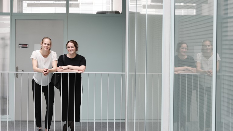 Nathalie Brandenberg et Sylke Hoehnel, the two founders of the EPFL Start-up SUN bioscience just got the 2022 Alumni Award. © Alain Herzog / 2022 EPFL