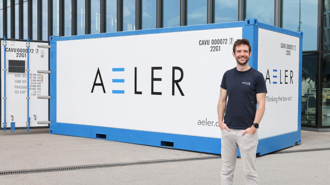 David Baur, cofondateur de la start-up devant un exemplaire du conteneur. 2022 EPFL/Alain Herzog - CC-BY-SA 4.0