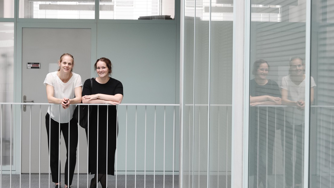 Nathalie Brandenberg et Sylke Hoehnel, the two founders of the EPFL Start-up SUN bioscience just got the 2022 Alumni Award. © Alain Herzog / 2022 EPFL Nathalie Brandenberg et Sylke Hoehnel, the two founders of the EPFL Start-up SUN bioscience just got the 2022 Alumni Award. © Alain Herzog / 2022 EPFL