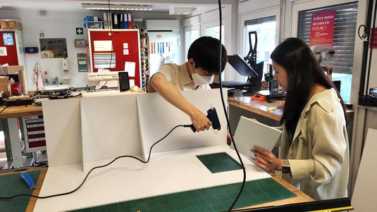 Des étudiants travaillent sur un prototype © KIMCHEESE