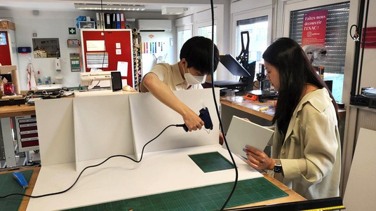 Students work on a prototype © KIMCHEESE