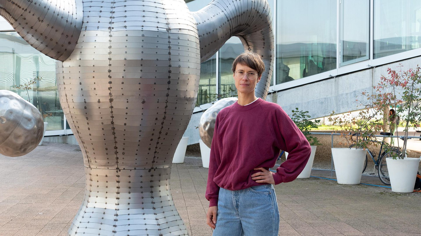 Vanessa Billy with her sculpture, La Matrice, on the RLC patio in October 2022 © David Gentil
