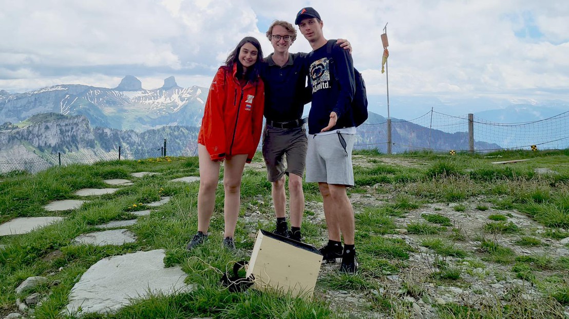 Medya Tekes Mizrakli,  Lukas van den Heuvel, et Gabriele Furlan avec leur héliothermomètre © M. Mizrakli, L. van den Heuvel & G. Furlan