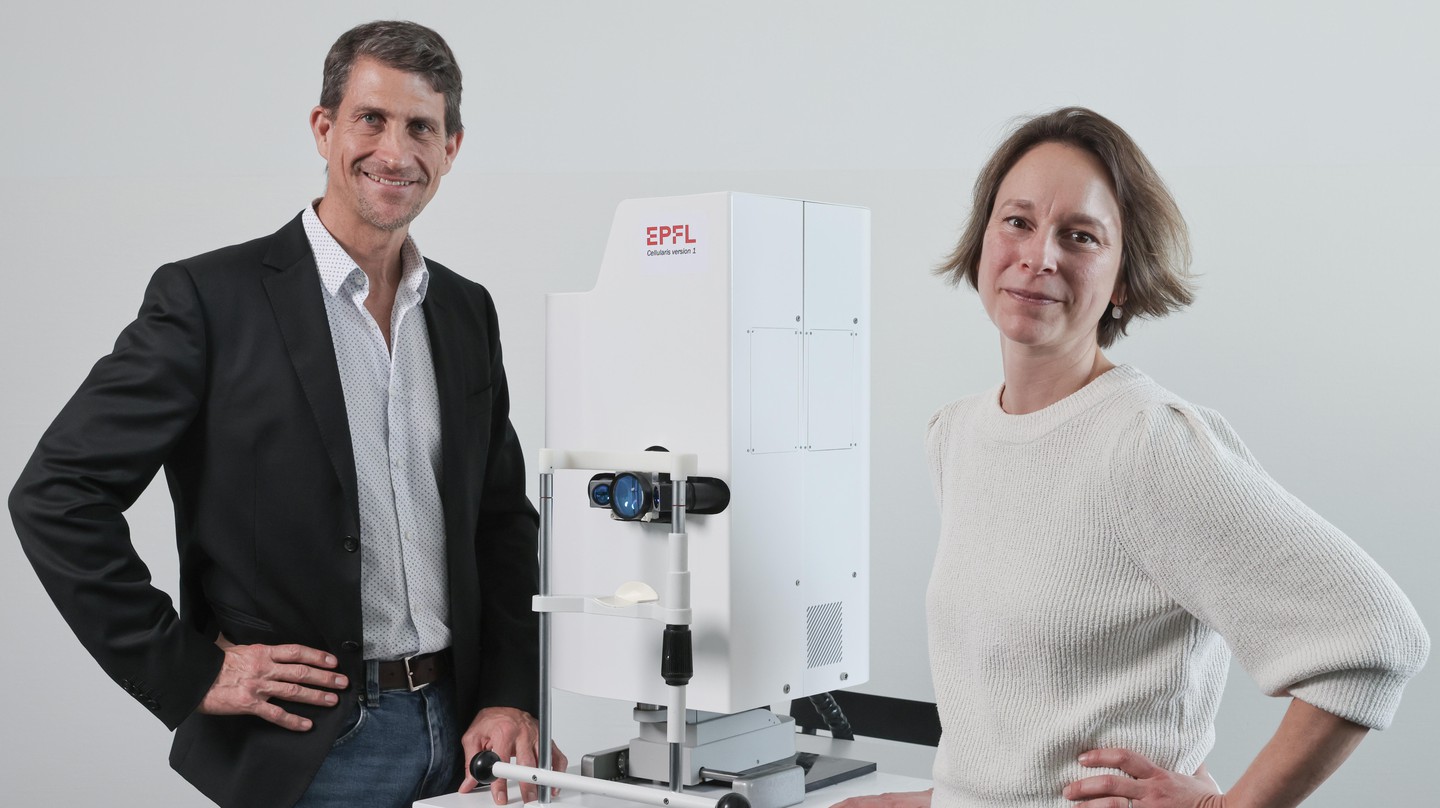 Christophe Moser et Laura Kowalczuk avec le prototype "Cellularis" qui permet de voir l'épithélium pigmentaire © 2022 Alain Herzog