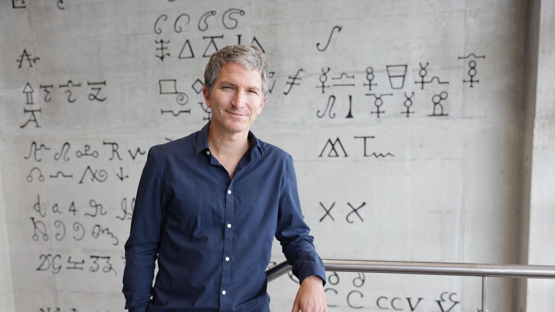 Sacha Friedli a été désigné meilleur enseignant 2022 de la section de mathématiques de l'EPFL. © Murielle Gerber / 2022 EPFL