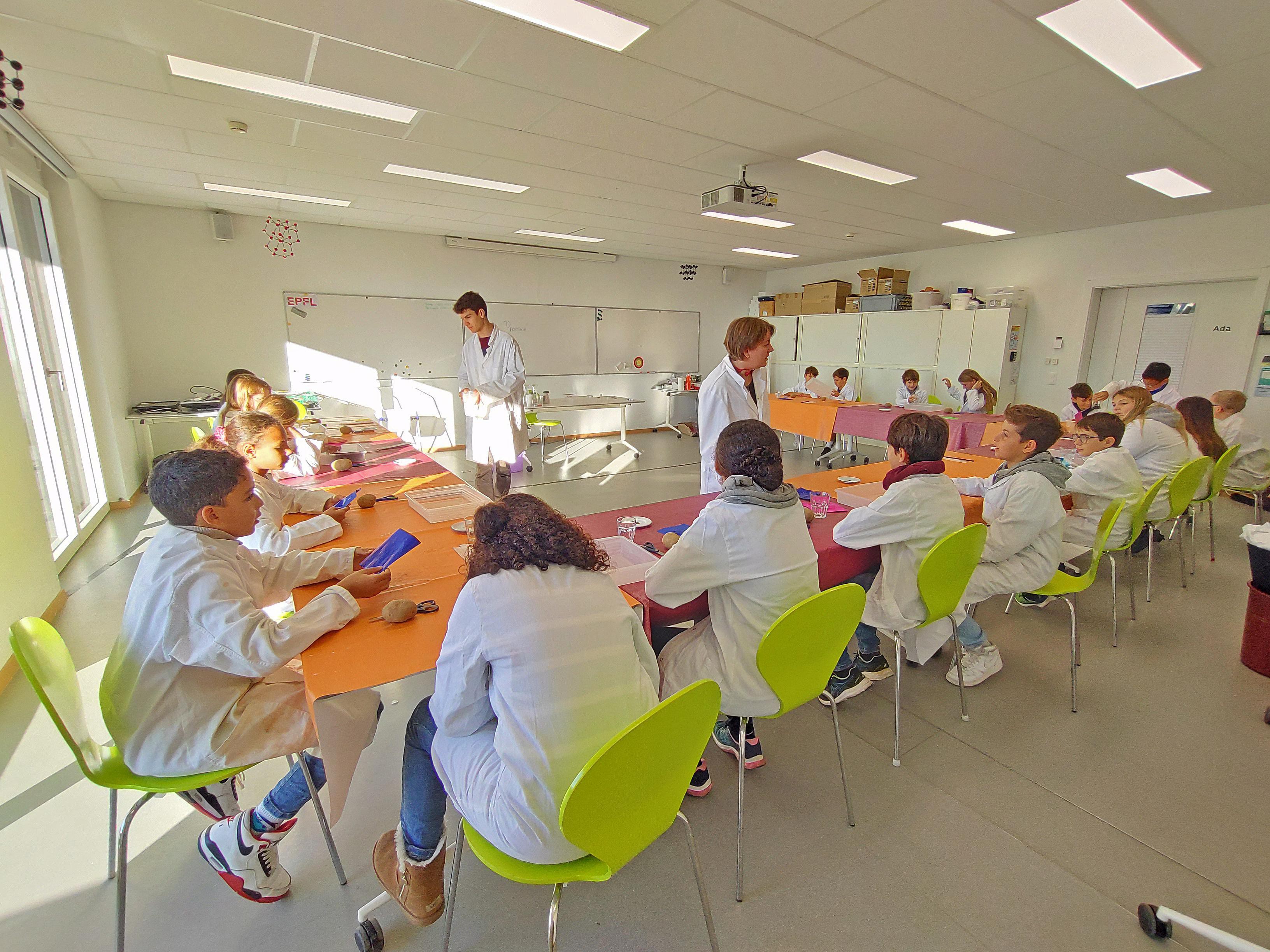 © 2022 EPFL - Atelier « La physique amusante » par le SPS