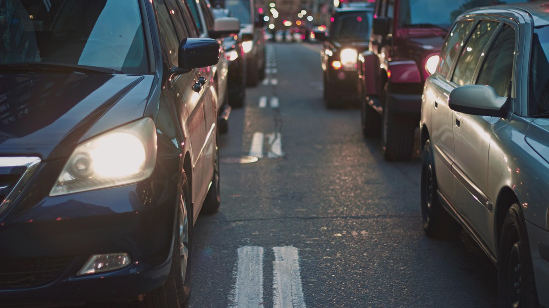 Rows of car headlights © Nabeel Syed 2014 Unsplash