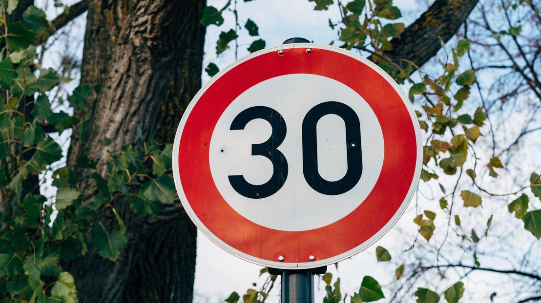 Speed limit © Markus Winkler 2021 Unsplash