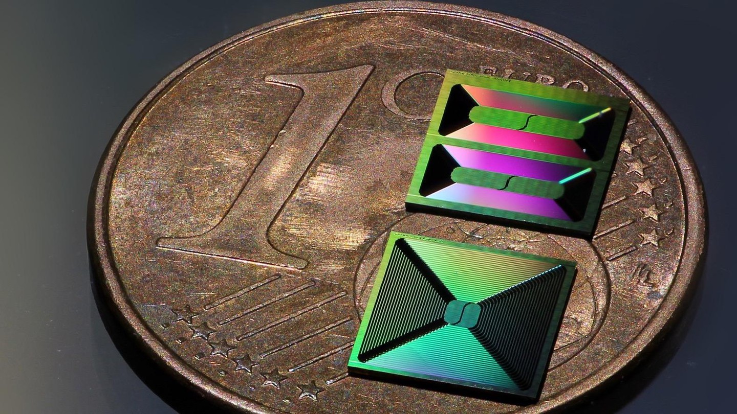 The photonic integrated circuits used in this study. Credit: Tobias Kippenberg (EPFL)