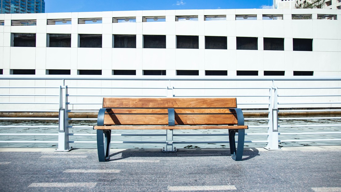 Lonely bench © Adam Bentley 2018 Unsplash