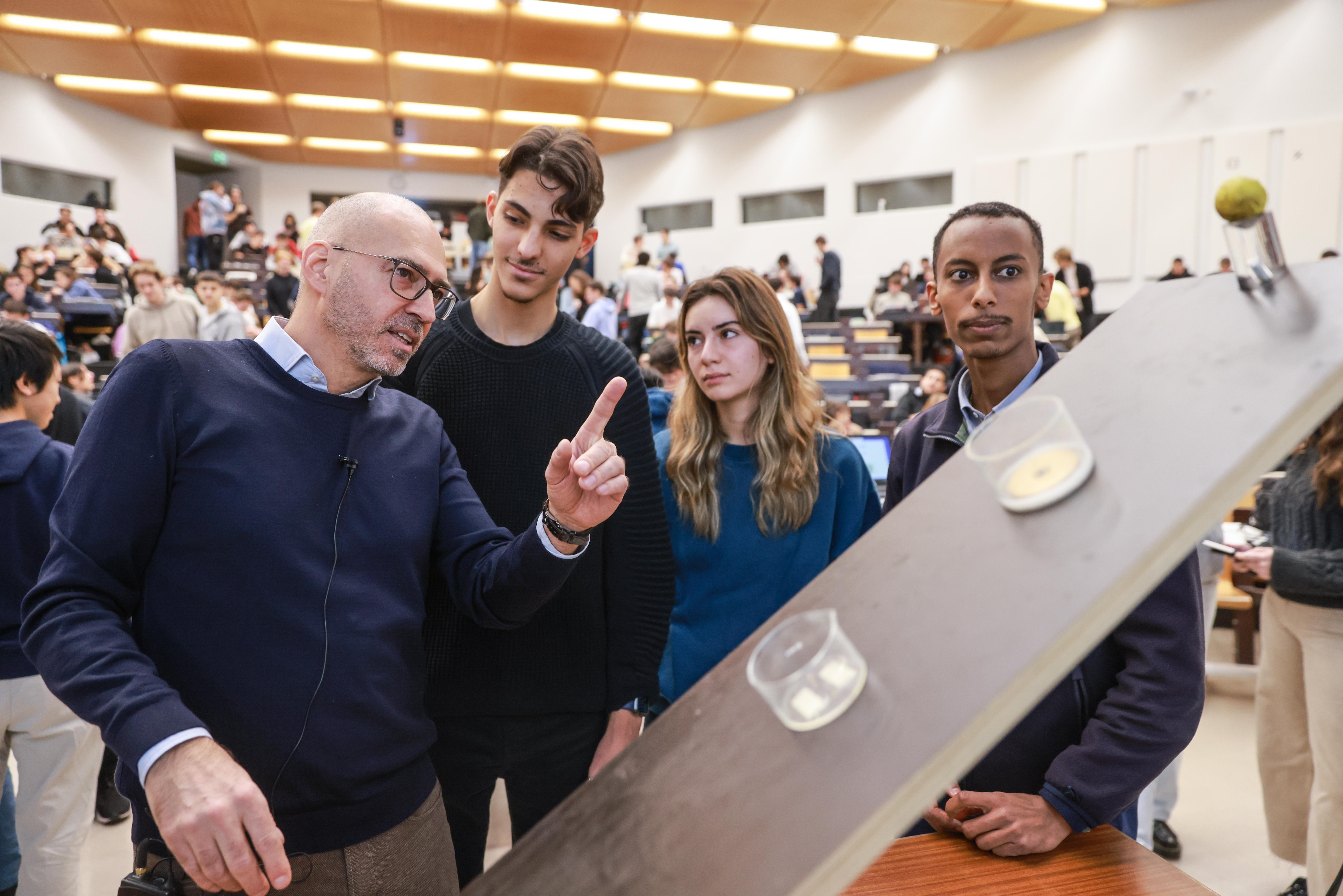 Nicolas Grandjean teaches a physics class © 2022 EPFL, Alain Herzog, CC BY-SA 4.0.