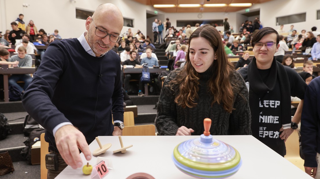 Cours de physique de Nicolas Grandjean © 2022 EPFL / Alain Herzog / CC BY-SA 4.0.