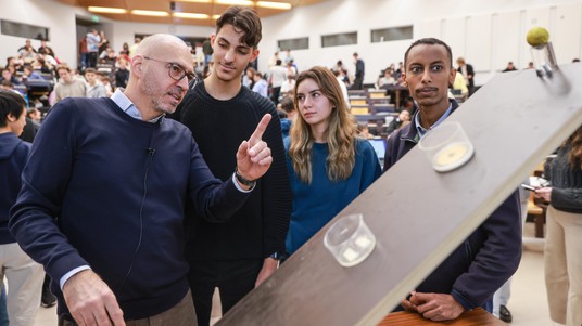 Nicolas Grandjean teaches a physics class © 2022 EPFL, Alain Herzog, CC BY-SA 4.0.