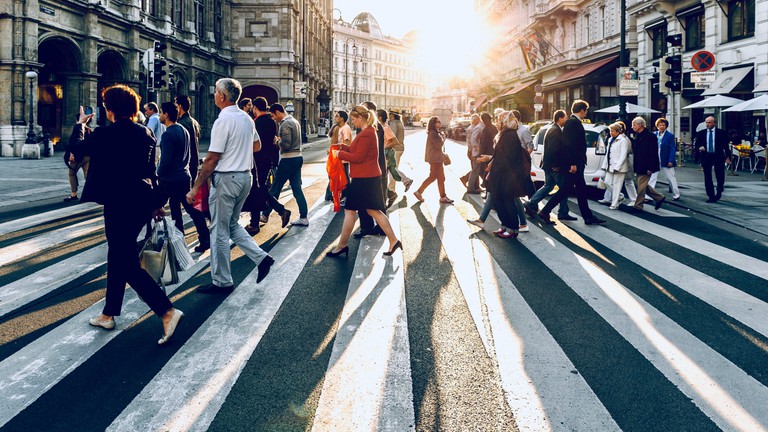 People crossing the street © Jacek Dylag 2018 Unsplash